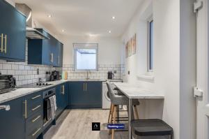 3 Bedrooms 1 Bath City Centre Home By Boyeilles Apartments Short Lets & Serviced Accommodation Belfast With Free Parking