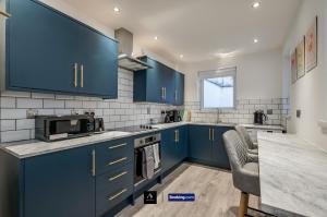 3 Bedrooms 1 Bath City Centre Home By Boyeilles Apartments Short Lets & Serviced Accommodation Belfast With Free Parking