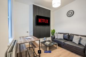 3 Bedrooms 1 Bath City Centre Home By Boyeilles Apartments Short Lets & Serviced Accommodation Belfast With Free Parking