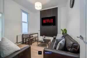 3 Bedrooms 1 Bath City Centre Home By Boyeilles Apartments Short Lets & Serviced Accommodation Belfast With Free Parking