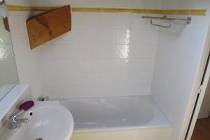 Chambre rouge avec salle de bain privative Vélodrome Prado