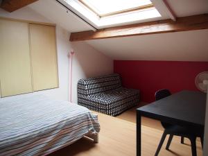 Chambre rouge avec salle de bain privative Vélodrome Prado