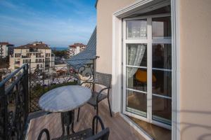 Apartament z sypialnią przy Promenadzie 3 balkony w widokiem na Morze SeaView Promenade Apartment mit Meerblick und 3 Balkonen Apartamenty na Wyspie