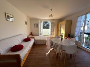 Studio lumineux au centre-ville avec balcon - FR-1-541-133