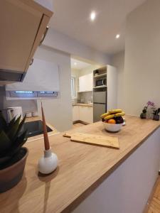 2 bd renovated flat at acropolis