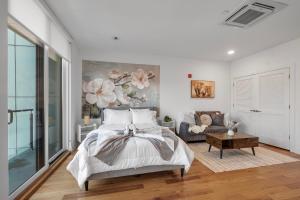 Skyline Studio - Modern Comfort Pool Access