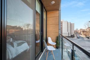 Skyline Studio - Modern Comfort Pool Access