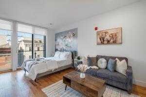 Skyline Studio - Modern Comfort Pool Access