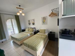 Olive Studio ,Balcony with Mountain View, Kitchenette, 1km to Beach ,by likeyourhome