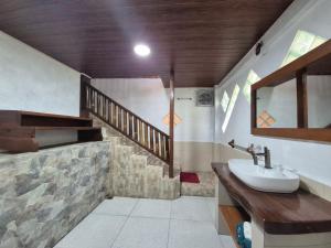 Sams Bungalows And Treks