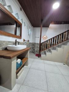 Sams Bungalows And Treks