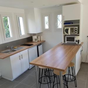 Bel appartement 2 pièces rénové proche plages rez de jardin