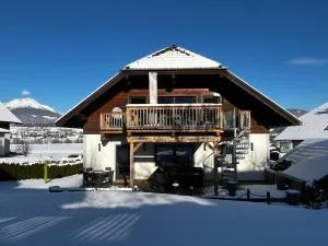 Rooms in a Luxury Chalet, Living Room, Kitchen and Games Room - 塔姆斯韦格