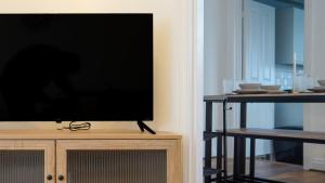 Spacious Bromley Home w Parking available and Outside Dining