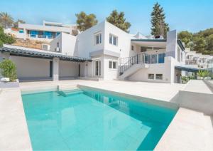 Villa lujo Ibiza, piscina infinity y 4 suites dobles en Can Furnet