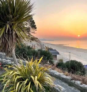 Harbourside garden flat with parking - Parkstone