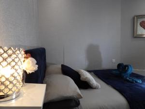 City Convenience, Calm Comfort-- A Stylish One-Bedroom Retreat Just 3 Stops from the Heart of the City