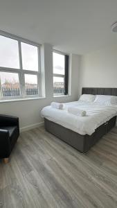 2 Bed Spacious Station House Apartment - Free Wifi, Parking & EV