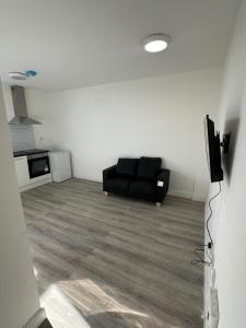 2 Bed Spacious Station House Apartment - Free Wifi, Parking & EV
