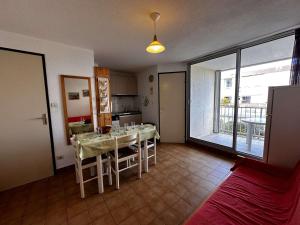 Appartement 2 pièces avec loggia, piscine et parking privé à 250m des commerces et proche plage - FR-1-229B-74