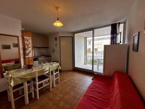 Appartement 2 pièces avec loggia, piscine et parking privé à 250m des commerces et proche plage - FR-1-229B-74