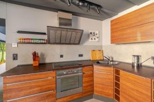 NOXi 90qm Carport Küche WiFi Washer Kamin