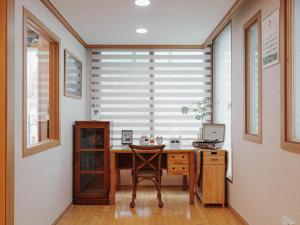 Comfortable home 10 min from Hongik University, 5min from Gajwa station with baby products, 4 Bedrooms 8 people