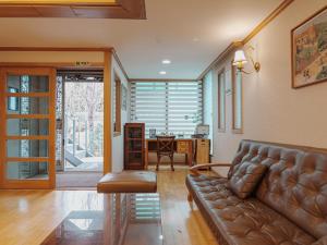 Comfortable home 10 min from Hongik University, 5min from Gajwa station with baby products, 4 Bedrooms 8 people