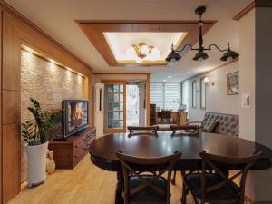 Comfortable home 10 min from Hongik University, 5min from Gajwa station with baby products, 4 Bedrooms 8 people