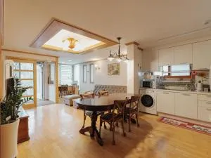 Comfortable home 10 min from Hongik University, 5min from Gajwa station with baby products, 4 Bedrooms 8 people - 高阳市