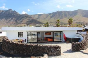 Daidas Beach House - with hot whirlpool in Famara
