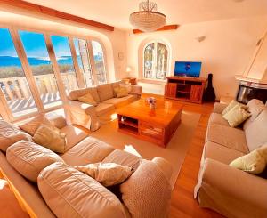 Luxury Seaside Villa with a classic Mediterranean Olive Garden, a fully equipped Professional Kitchen, Pool, Sauna, Padle Boards and Canoe - Miolin Beach House