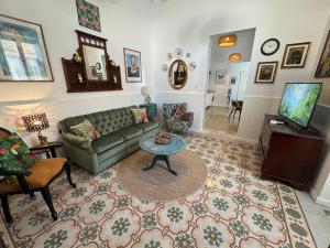 Central Boutique Apartment Near Valletta with Cafeteria Just Next Door - Perfect for Couples Wanting to Discover Malta - Bus Stops Just Outside