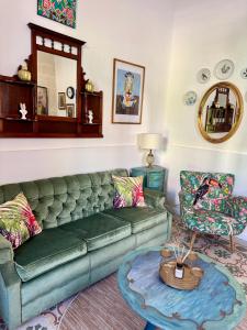 Central Boutique Apartment Near Valletta with Cafeteria Just Next Door - Perfect for Couples Wanting to Discover Malta - Bus Stops Just Outside