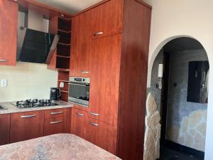 Plac Bankowy Apartment, Metro