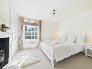 Romantic Cottage in the Cotswolds with Private Parking and WiFi