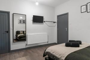 Cheerful Moseley Studio - 2