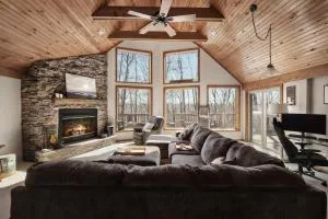 3 Fireplaces Hot Tub Fire Pit Deck Pool Access - Baxter