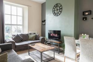 Stylish 2-Bedroom Apartment with 4 Beds, Free Parking, Specials