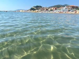 Un passo dal Mare - 50m from the Sea, with Garden, AC & WiFi