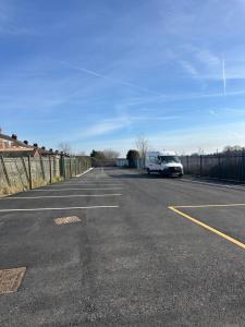 1 bed Roomy Station House Apartments - Free Wifi, Parking & EV