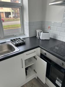 1 bed Roomy Station House Apartments - Free Wifi, Parking & EV