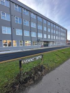 1 bed Roomy Station House Apartments - Free Wifi, Parking & EV