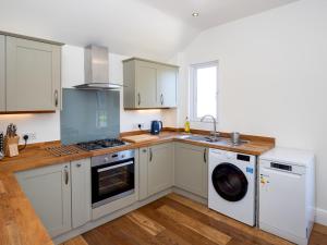 Pass the Keys Stylish 2 Bed Flat near Beach M5