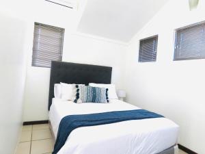 Sunset View Apartment With Spacious Balcony