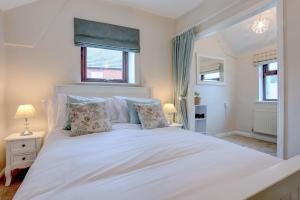 Crossways Cottage by Winterton Cottages