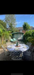 Chic Seaside Cottage with Sunny Garden and BBQ, Close to Beach and High Street