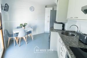 MyHouseSpain - Playa de poniente, con vistas al mar y parking gratuito