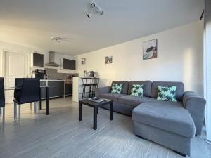 Maisons de vacances La brise marine apt rdc maison cour fermee parking et terrasse a 800 m plage Omaha beach avec table de ping pong proche Port en Bessin : photos des chambres