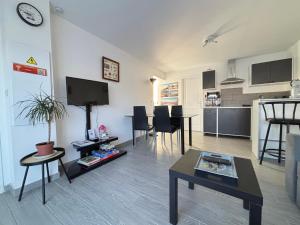 Maisons de vacances La brise marine apt rdc maison cour fermee parking et terrasse a 800 m plage Omaha beach avec table de ping pong proche Port en Bessin : photos des chambres
